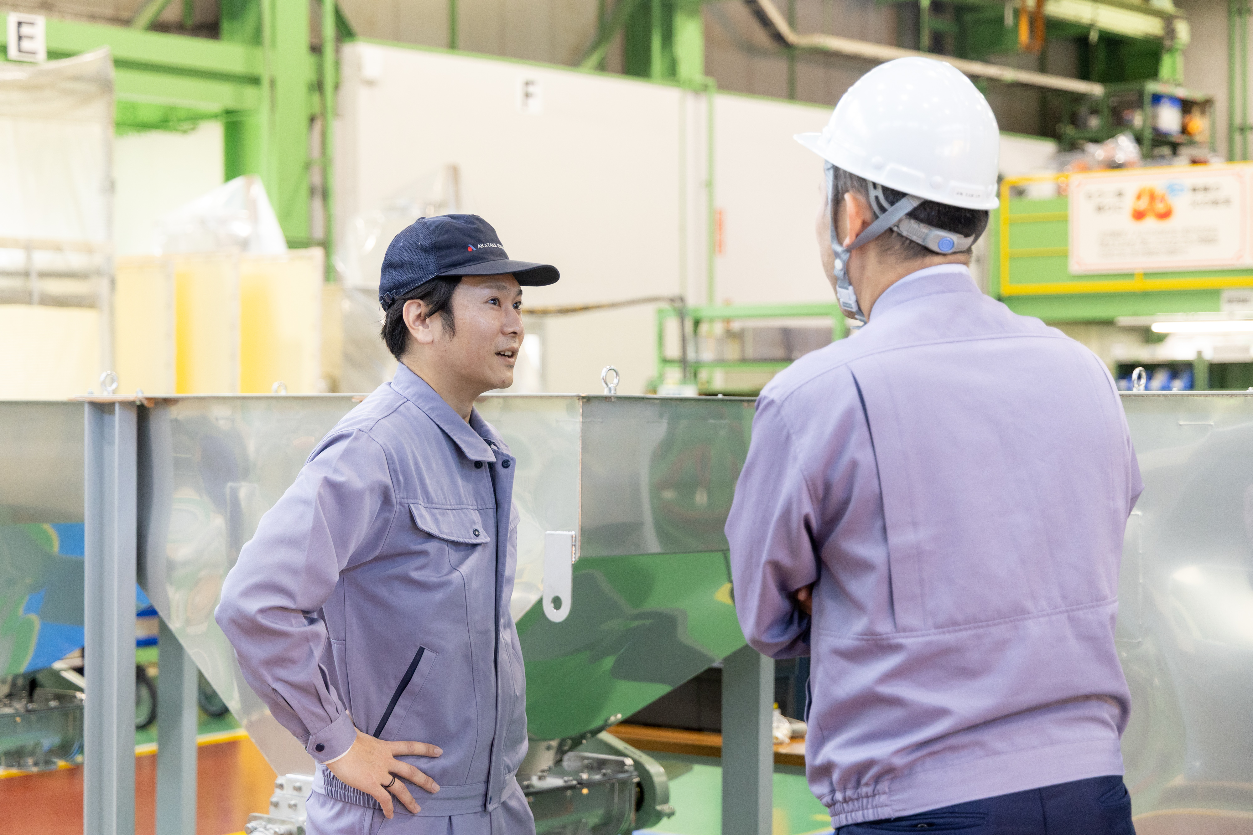 工場で粉体ハンドリング機器の製造に従事する社員