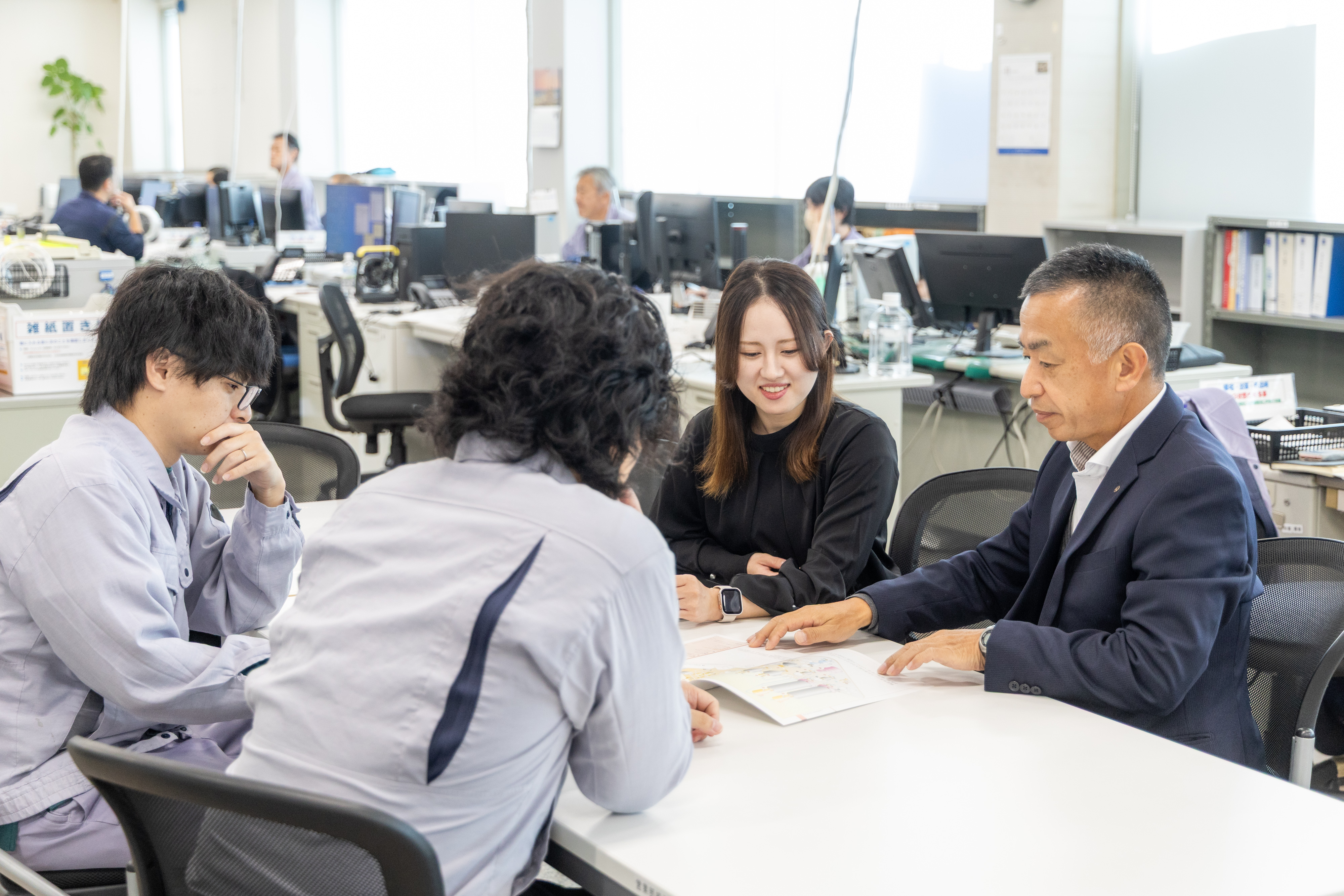 営業と技術の社員による打ち合わせの様子